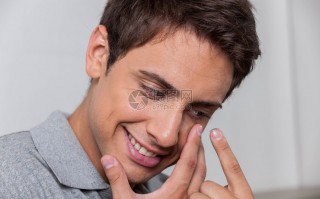 男生戴隐形眼镜怎么样，男生戴隐形眼镜怎么样好看